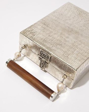 TheHold-handmade-ethical-metal-silver-barhandle-pearl-handbag_1512x_186cfd27-ed10-4edf-af6e-079ad9667fa8_800x